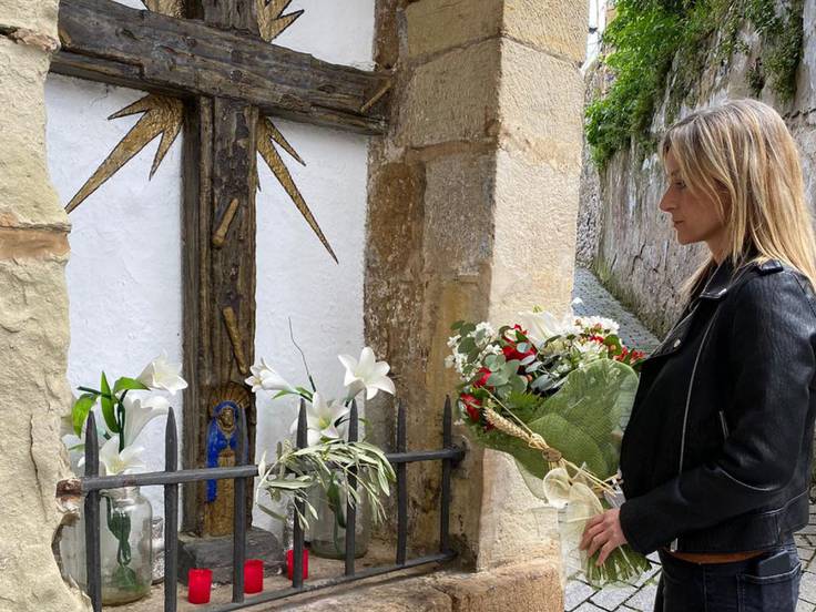 La alcaldesa, Susana Herrán, deposita un ramo en la Cruz de San Juan