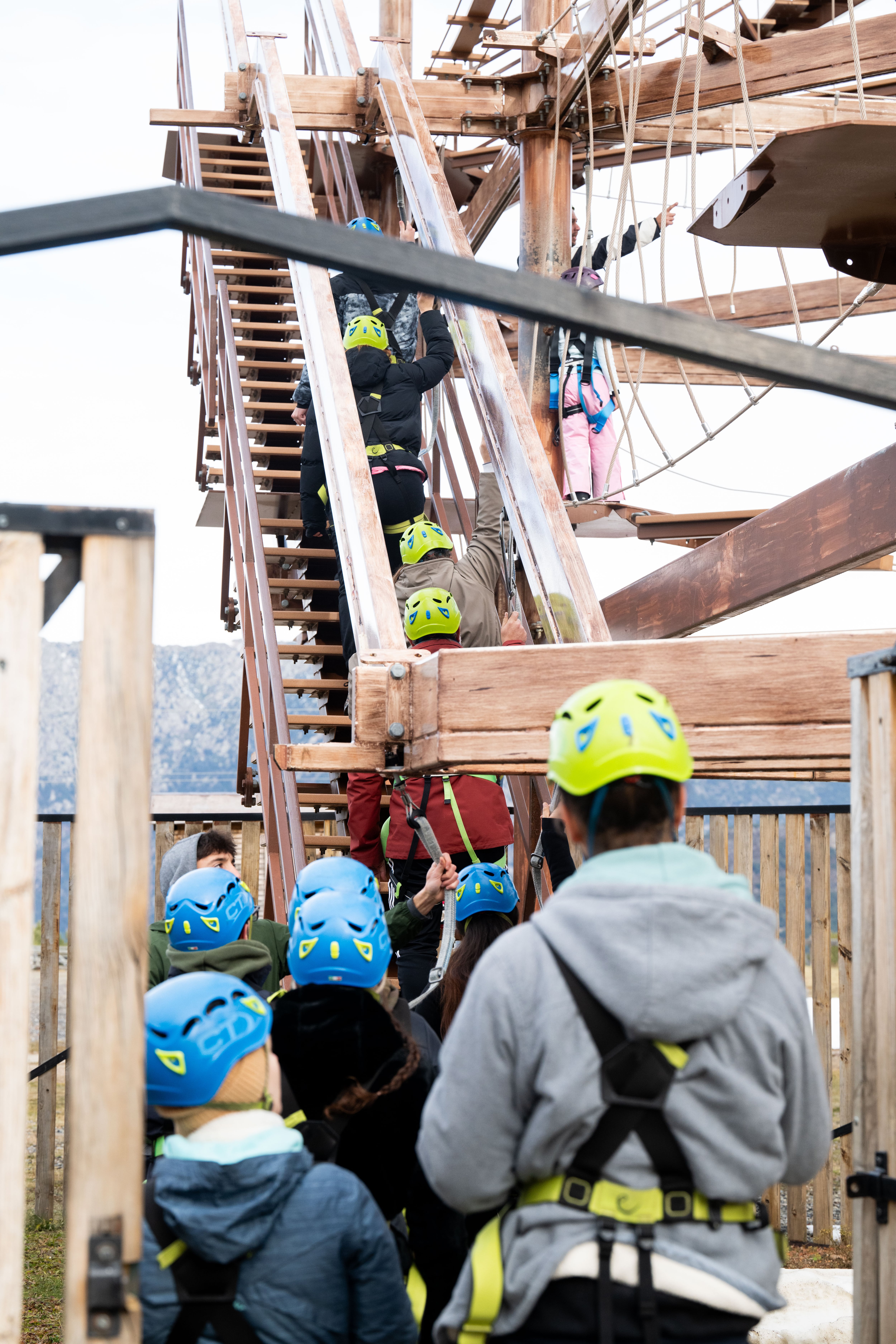 Visitants a una de les activitats de Naturland aquest pont de la Puríssima