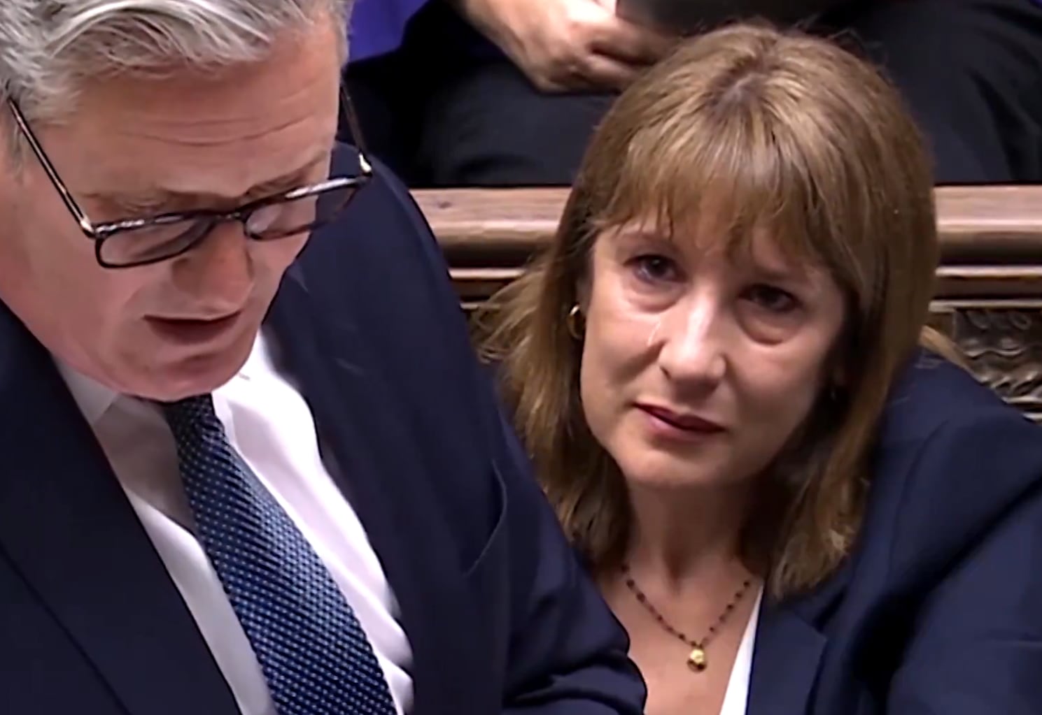 La ministra de Finanzas de Reino Unido, Rachel Reeves, llora en la Cámara de los Comunes durante la intervención del primer ministro británico, Keir Starmer.