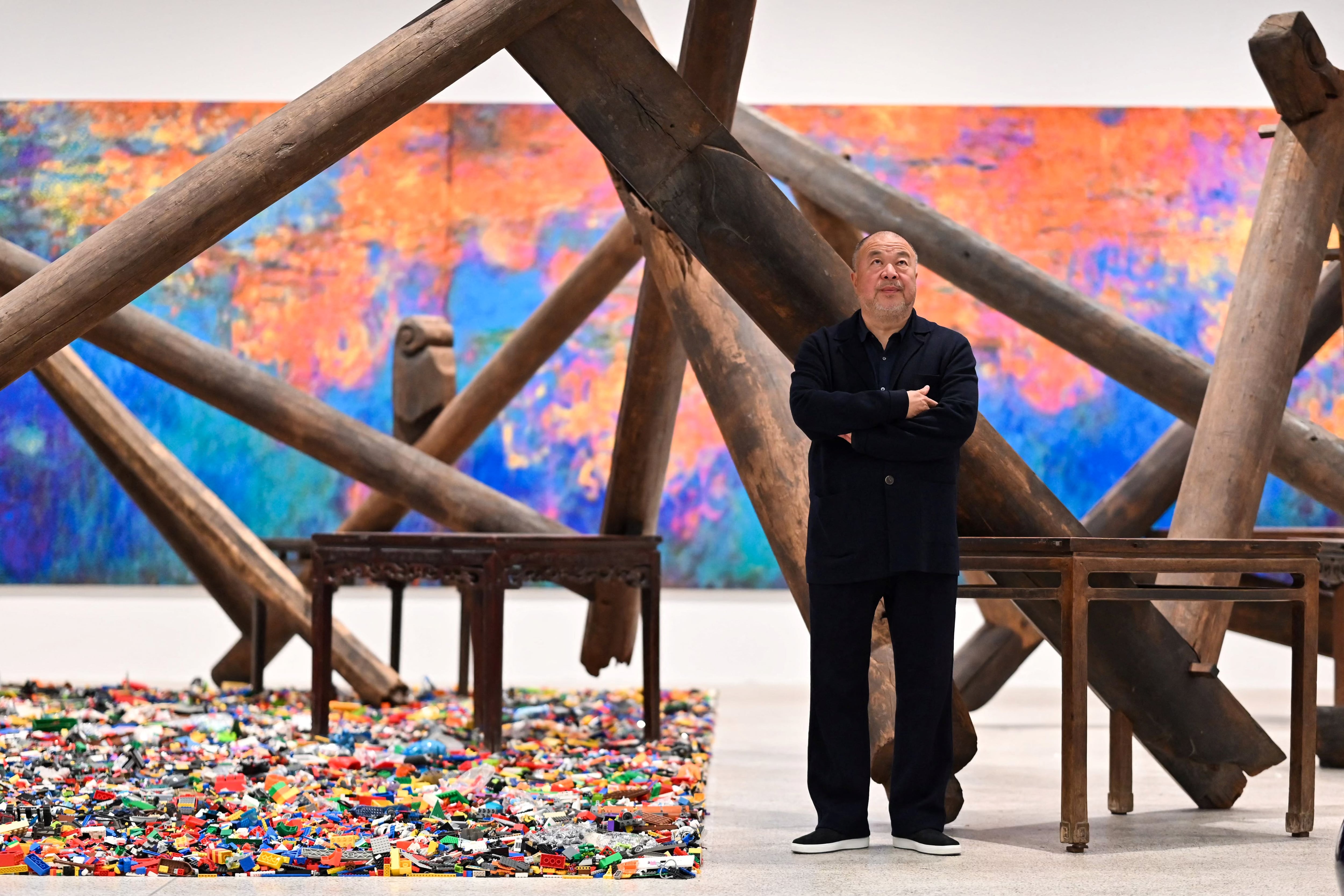 Ai Weiwei posa frente su reinvención de &#039;Los nenúfares&#039; de Monet con Lego