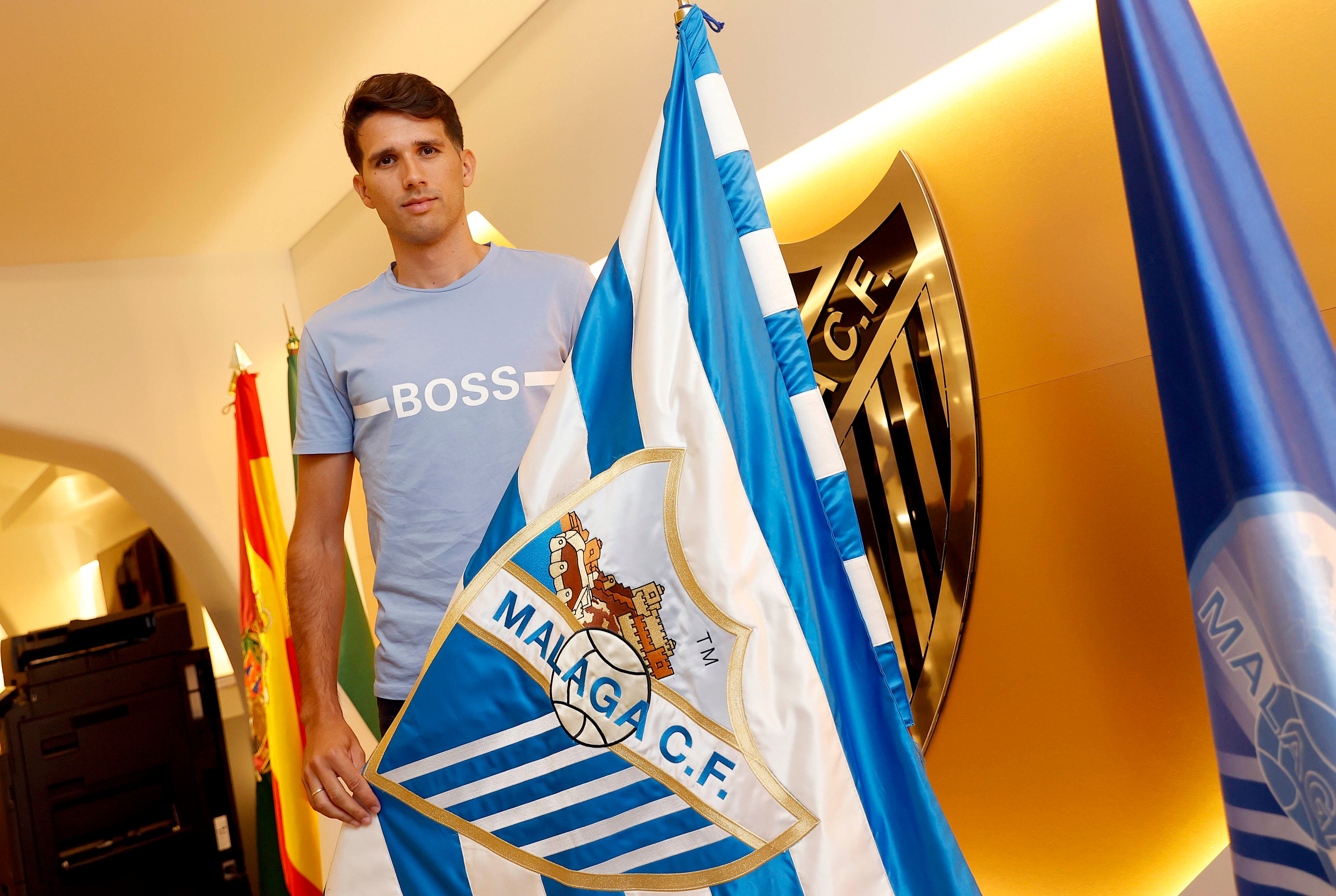 Juanpe posa con la bandera del Málaga