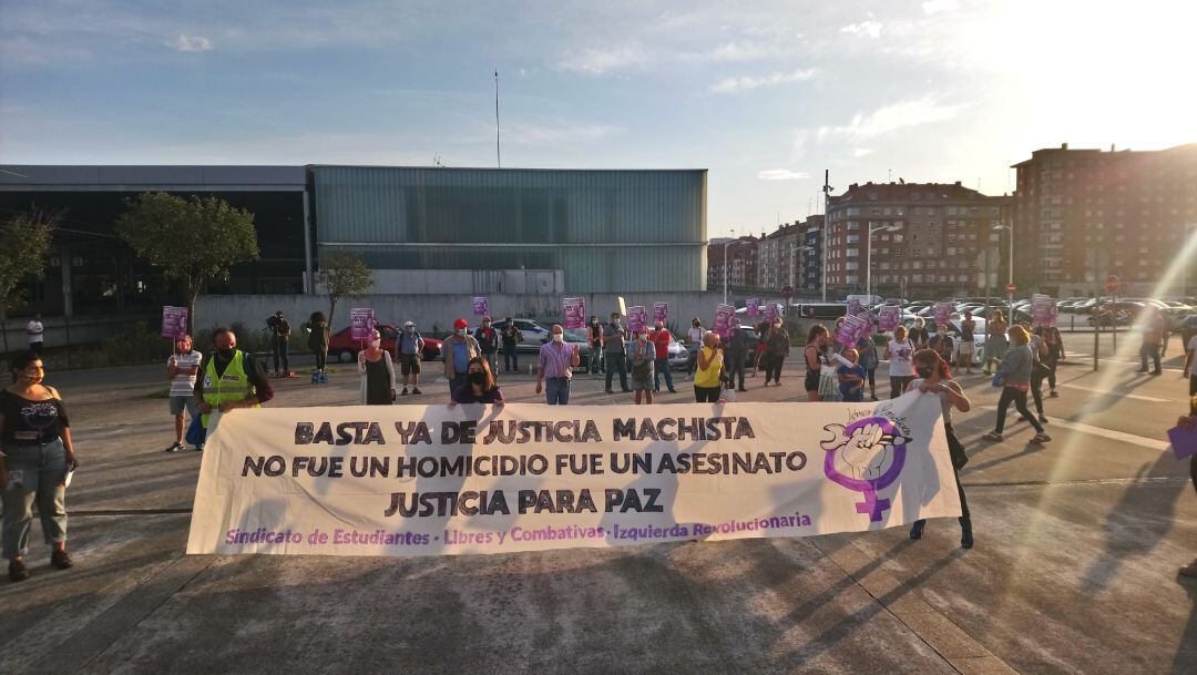 Manifestación en las inmediaciones del Palacio de Justicia.