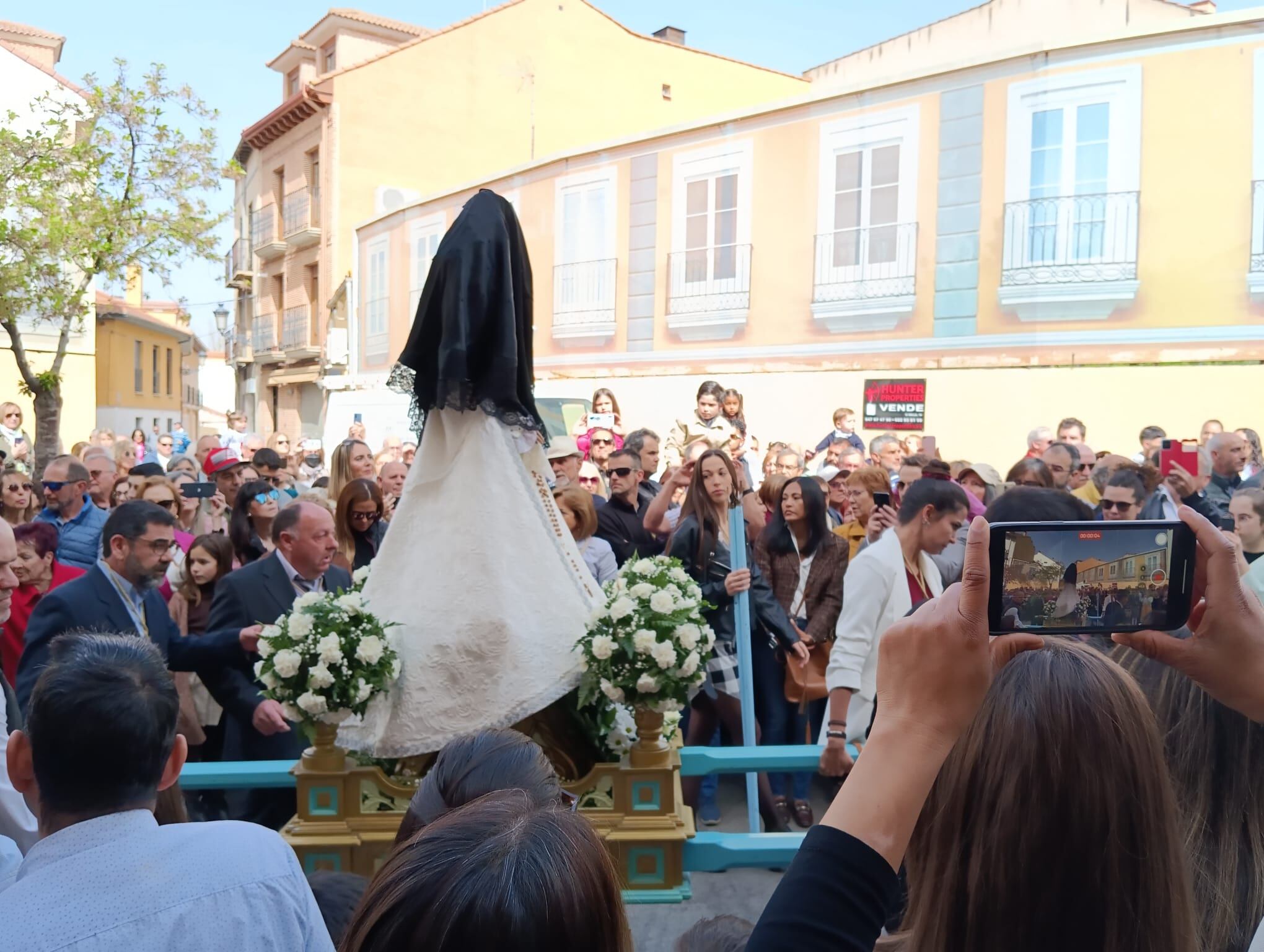 La Virgen llega a la iglesia con su velo de luto