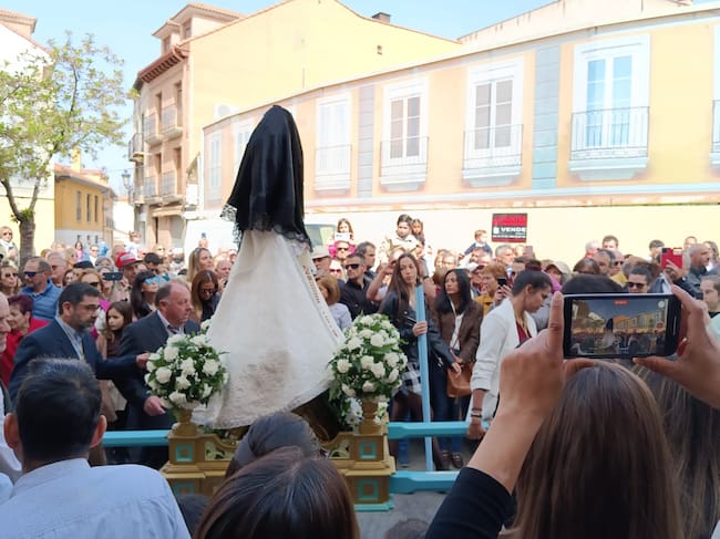 La Virgen llega a la iglesia con su velo de luto