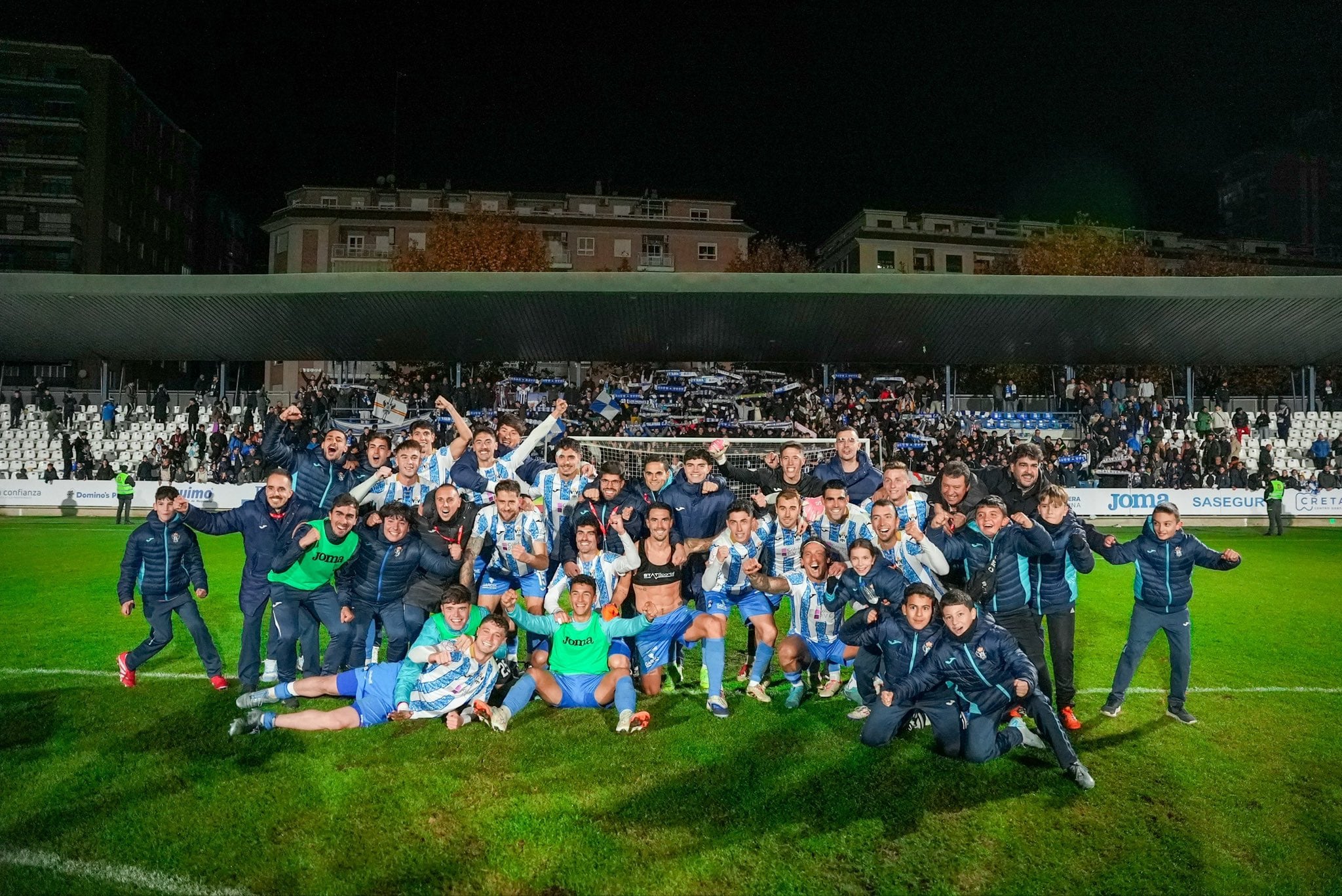 Jugadores del CF Talavera celebran tras vencer al Málaga CF en Copa del Rey