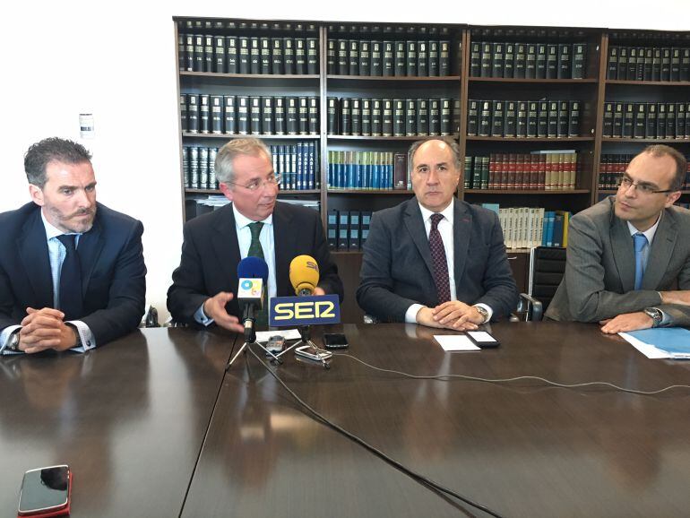 Representantes del Ministerio de industria, subdelegado del gobierno en Cádiz, Javier de Torre y alcalde de Algeciras. José Ignacio Landaluce.