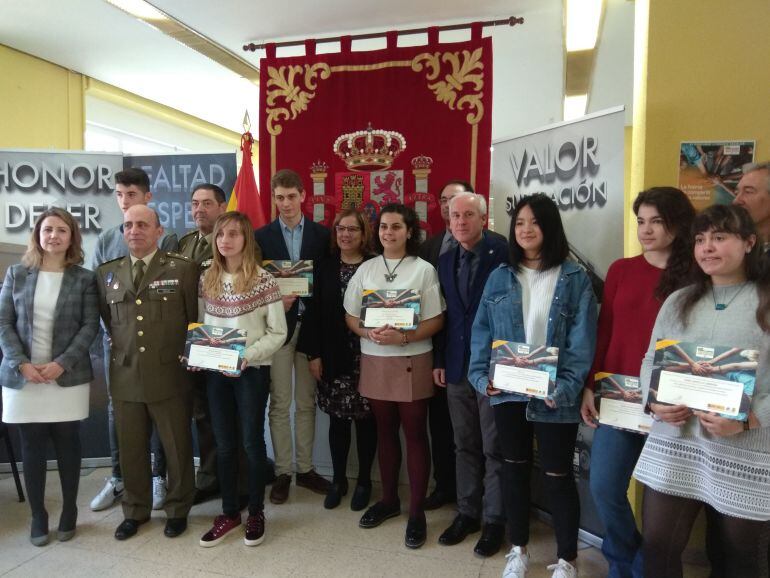 Los 8 finalistas del concurso junto a representantes institucionales