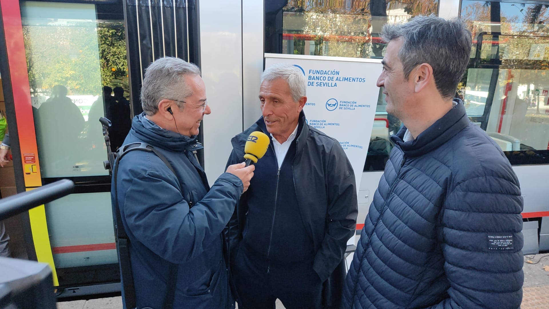 Pablo Blanco, embajador de la Fundación del Sevilla, en Plaza Nueva, en la Operación Buena Gente