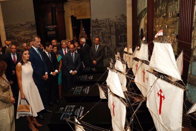 La Reina Letizia, el Rey Felipe VI, el presidente de la Junta de Andalucía, Juan Manuel Moreno, acompañados de distintas autoridades en la visita a la exposición &quot;El viaje más largo&quot;