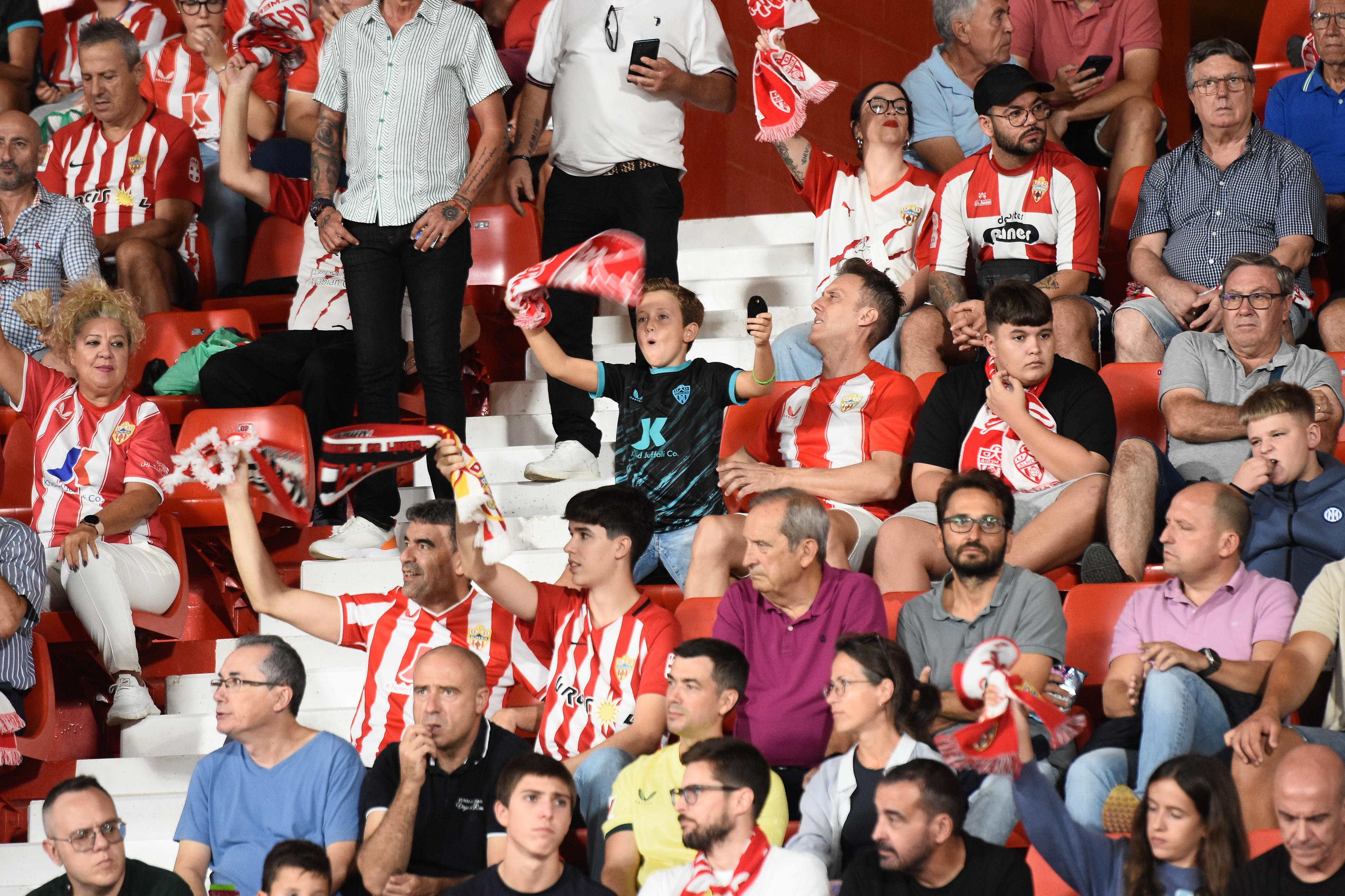 La grada del Estadio de los Juegos Mediterráneos ha recuperado la sonrisa.