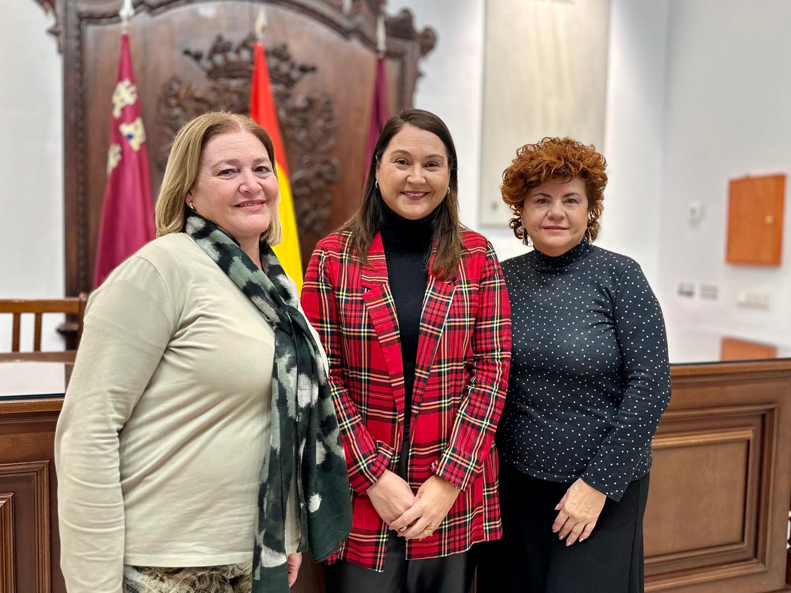 Sebi Valera, jefa de Dependencia, María Castillo, edil de Servicios Sociales y Juana Gázquez, jefa de Servicios Sociales