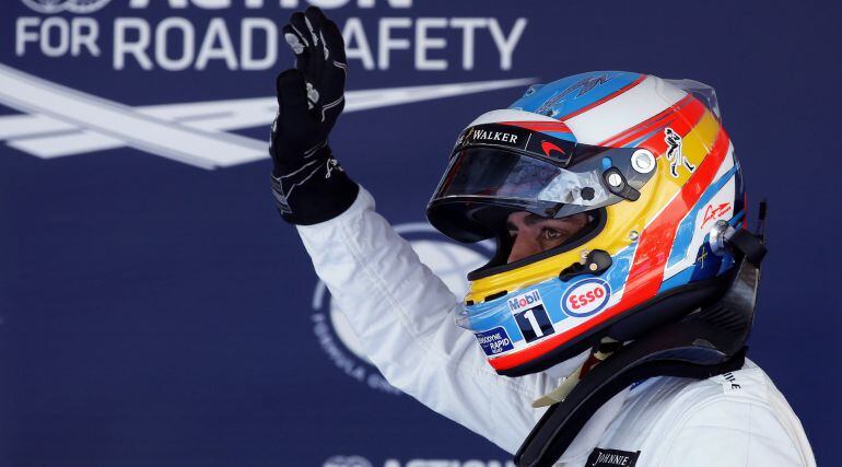 Alonso saluda desde el paddock