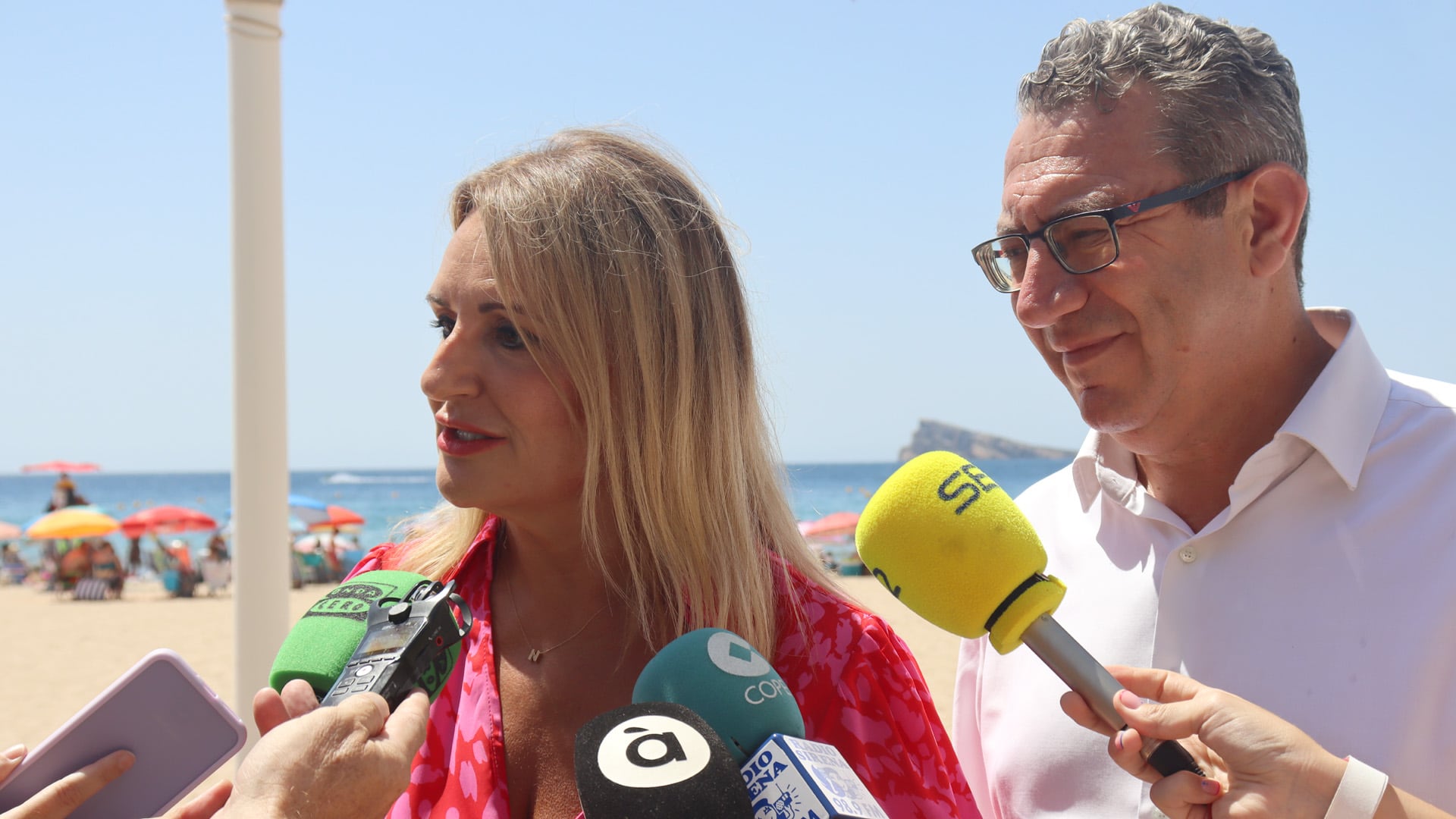 Nuria Montes junto a Toni Pérez, alcalde de Benidorm