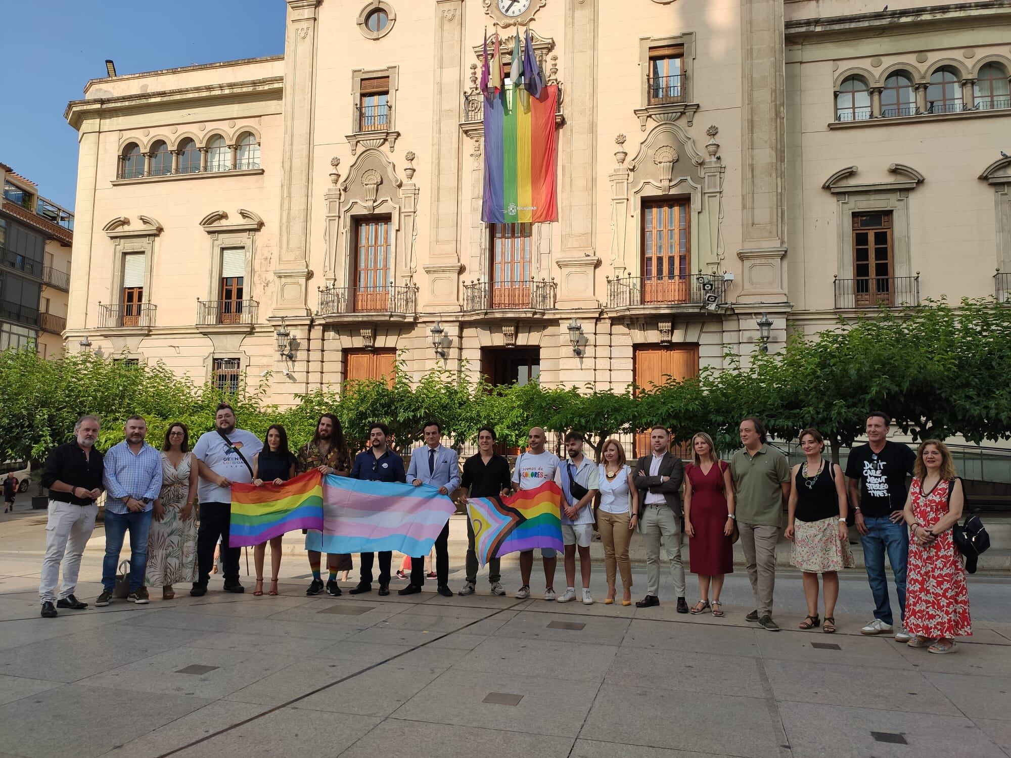 Distintas personalidades políticas y sociales acuden al despliegue de la bandera LGTBI en el Ayuntamiento de Jaén