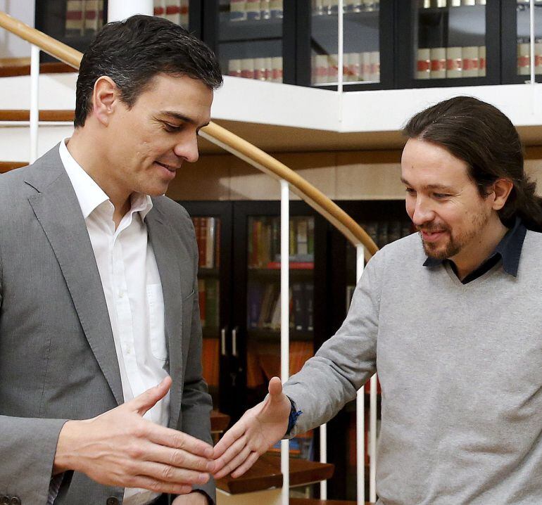 El líder del PSOE, Pedro Sánchez (i), se ha reunido hoy, en el Congreso de los Diputados, con el secretario general de Podemos, Pablo Iglesias (d), dentro de los contactos para intentar la formación de un gobierno.