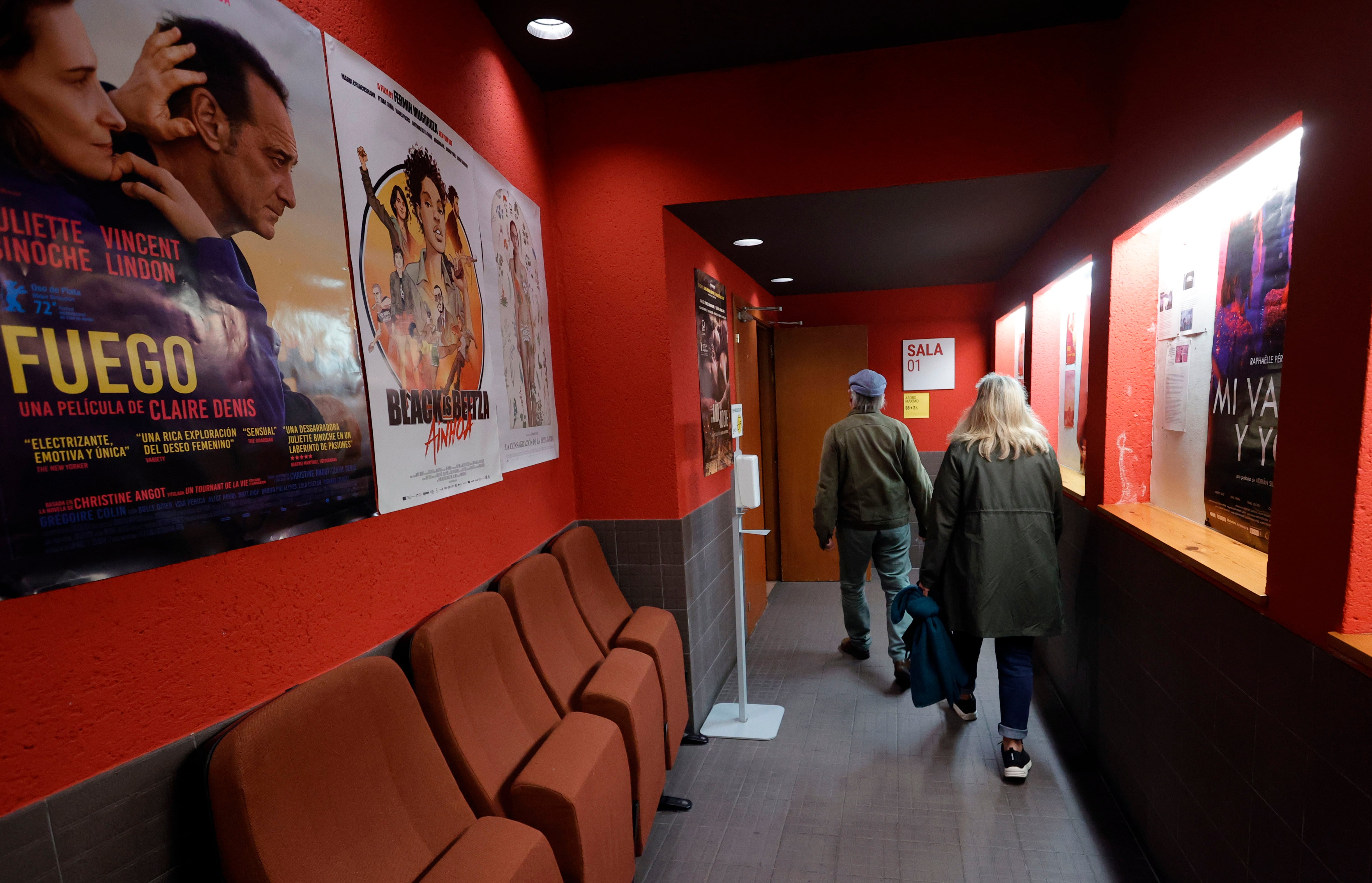 GRAF5334. FERROL, 30/09/2022.- Vista del cine Los Dúplex en Ferrol, las últimas salas que permanecen abiertas en Ferrol y que se suman al Mes del Cine Europeo, que reúne a salas de 29 ciudades de todo el continente y consolidan su apuesta por el cine independiente. EFE/ Kiko Delgado
