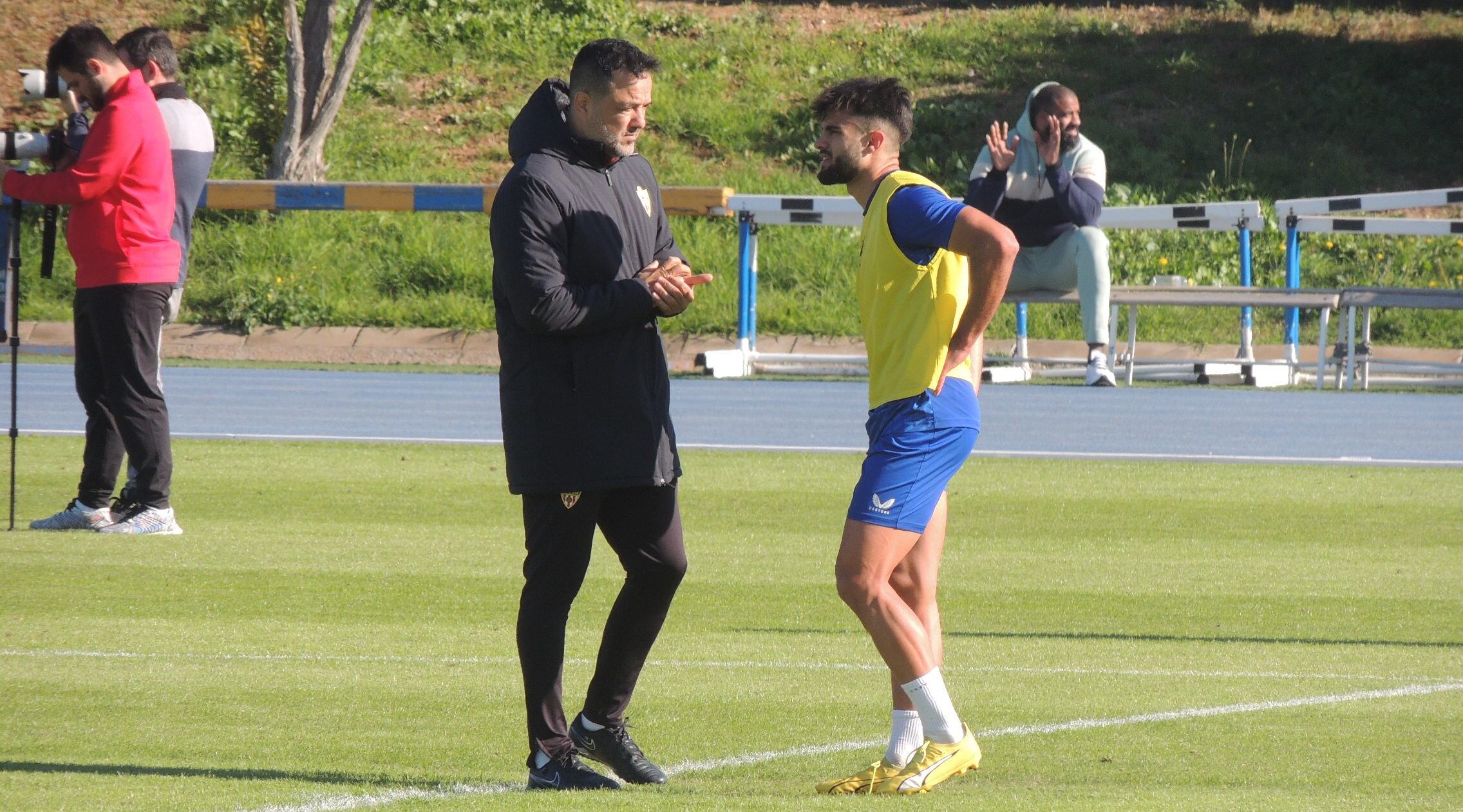 Arnau hablando con el doctor Maziel el pasado lunes, el día de la lesión.