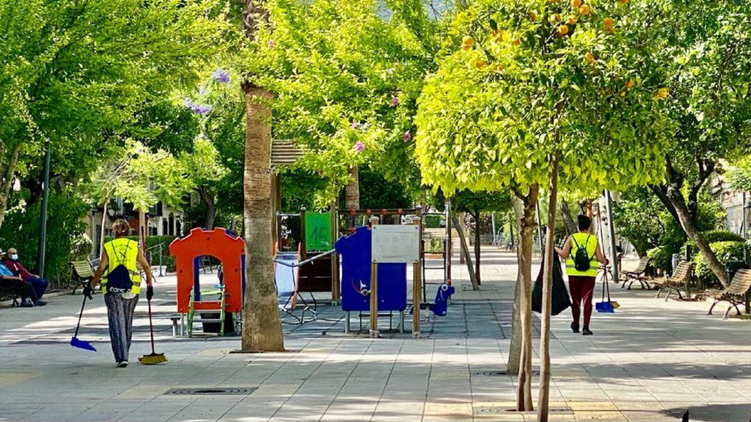 Mujeres en tareas de limpieza en el Paseo Primero de Mayo