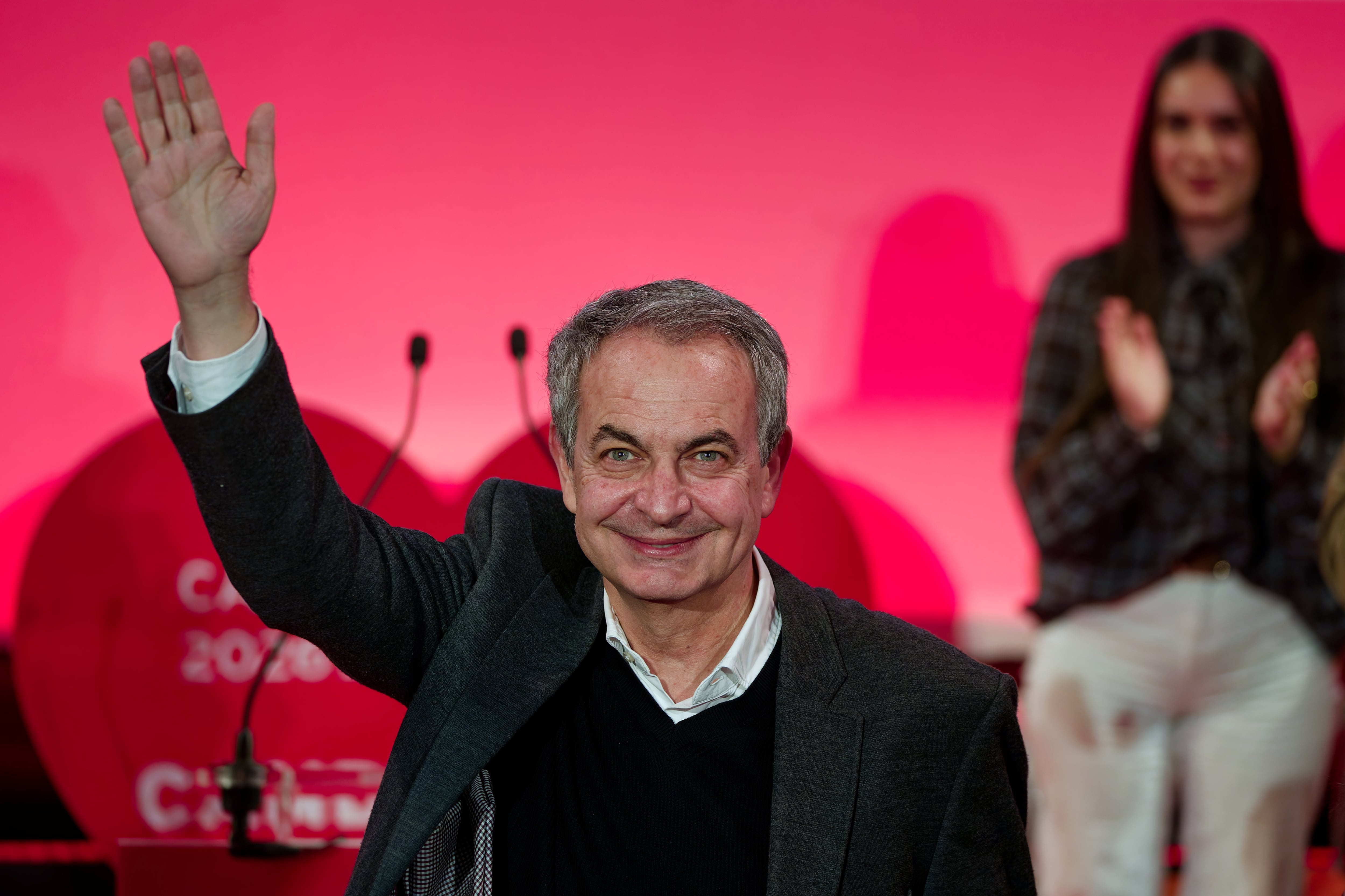 El expresidente del Gobierno José Luis Rodríguez Zapatero participa en un acto de campaña electoral del PSOE este jueves, en Candeleda (Ávila).