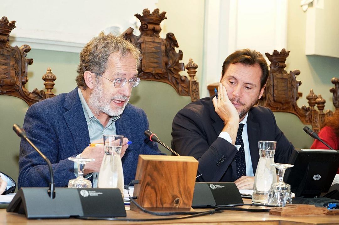 Intervención de Manuel Saravia en el pleno del Ayuntamiento de Valladolid, junto a Óscar Puente