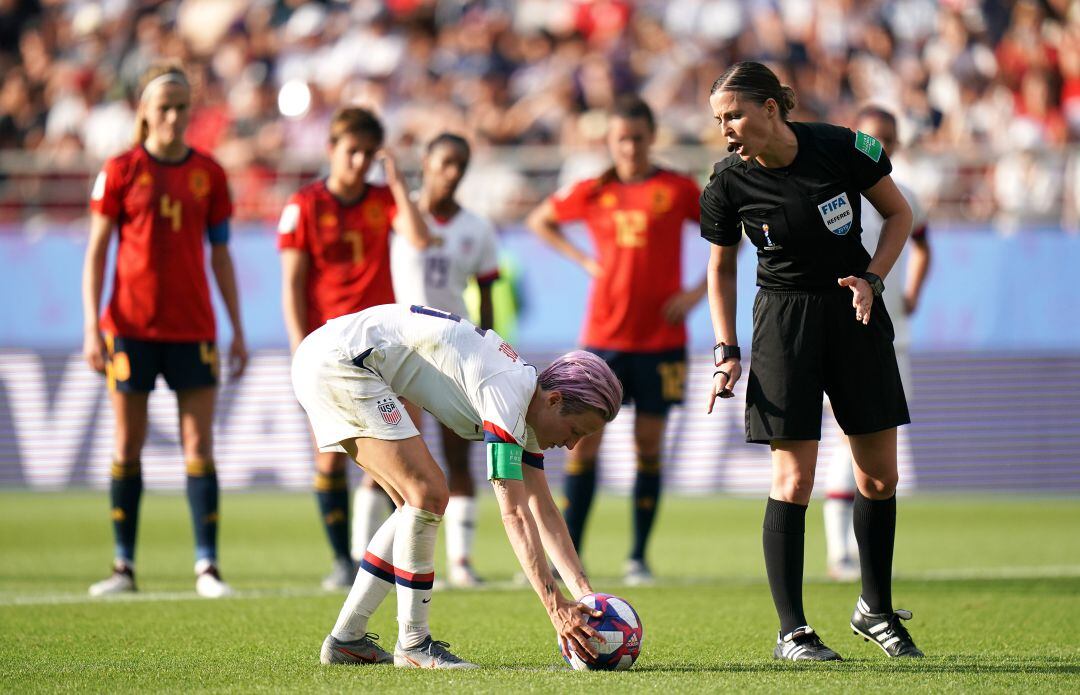 La capitana norteamericana, Rapinoe, antes de lanzar el segundo penalti