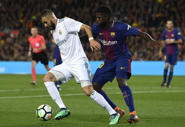 Benzema i Umtiti en un moment del darrer Clàssic jugat al Camp Nou