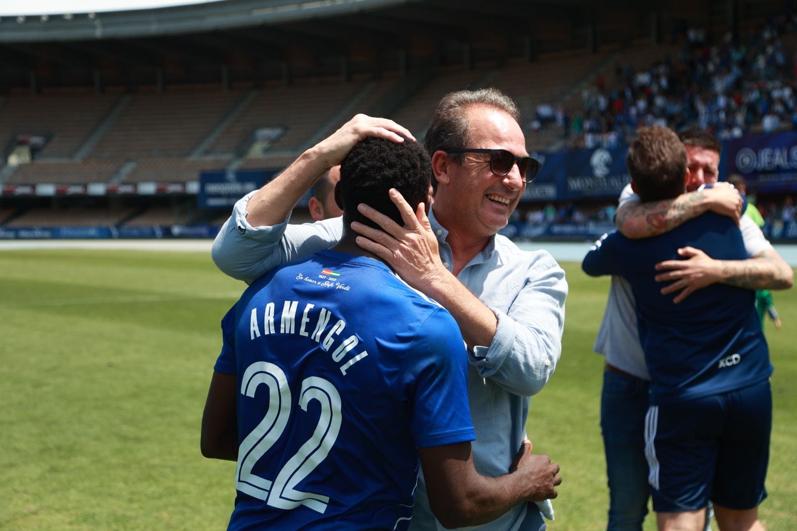 Miguel Ángel Rondán abraza a Armengol