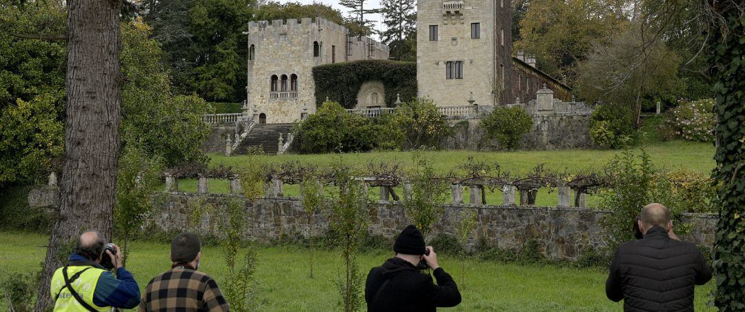 Varios fotógrafos realizan imágenes del Pazo de Meirás 