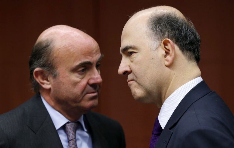 El ministro español Luis de Guindos, junto al comisario europeo de Economía, Pierre Moscovici