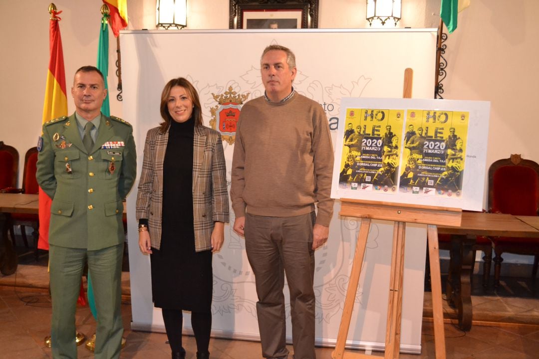 La alcaldesa de Ronda, Mª Paz Fernández, junto al delegado municipal de Deportes, Carlos Mirasol, y el Coronel Jefe del Tercio ‘Alejandro Farnesio’ IV de la Legión, Francisco García Almenta