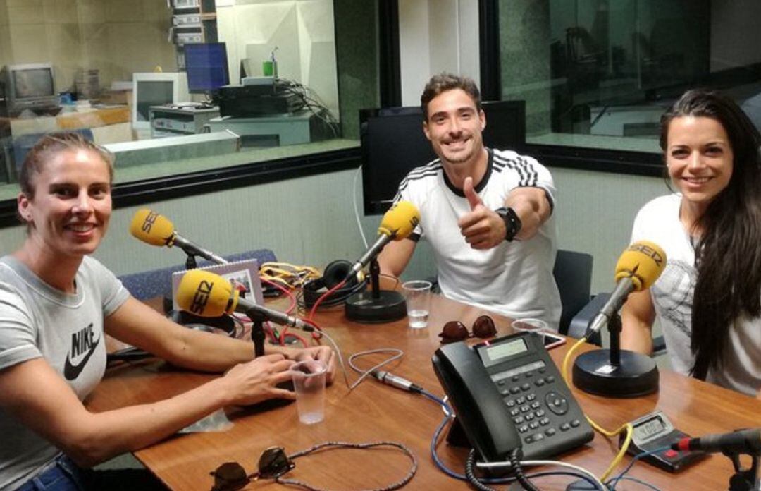 Eva, Daniel y Laura en los estudios de Radio Zamora