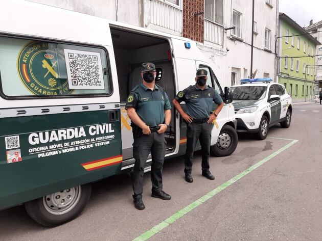 Javier Rovira y Óscar Santoalla, agentes de la Guardia Civil del puesto de Monterroso.