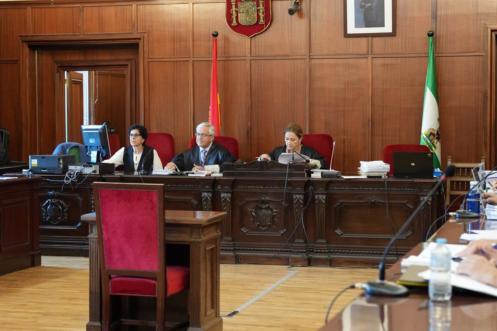 Imagen de la presidenta del Tribunal del Jurado y el letrado de la Administración de Justicia