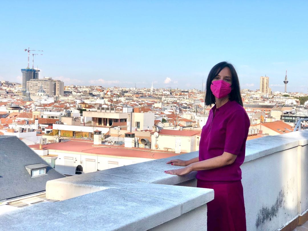 La delegada del Gobierno, Mercedes González, en la terraza de la SER, minutos antes de su entrevista en La Ventana de Madrid.