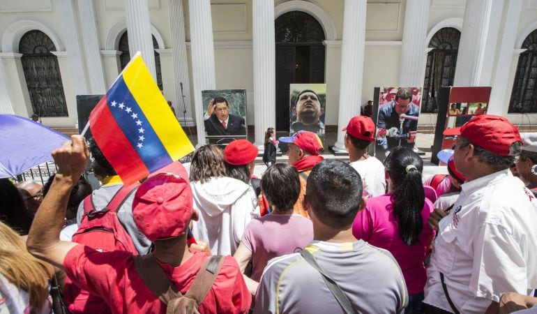 Simpatizantes oficialistas se concentran en apoyo a la instalación de la Asamblea Nacional Constituyente, en Caracas (Venezuela).
