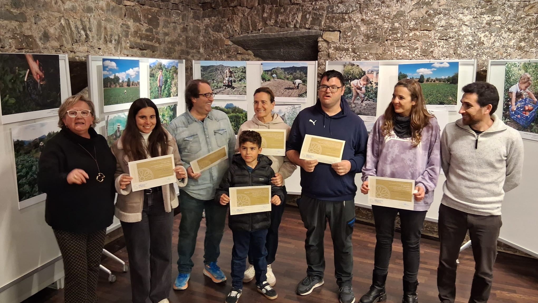 Foto de familia de los ganadores del certamen Lucien Briet con las autoridades