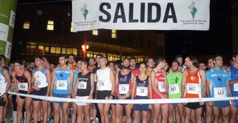 Corredores de la I Carrera Solidaria de la UJA en la línea de salida.