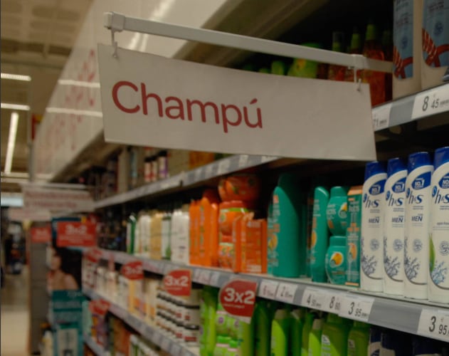 Champús en una balda de supermercado.