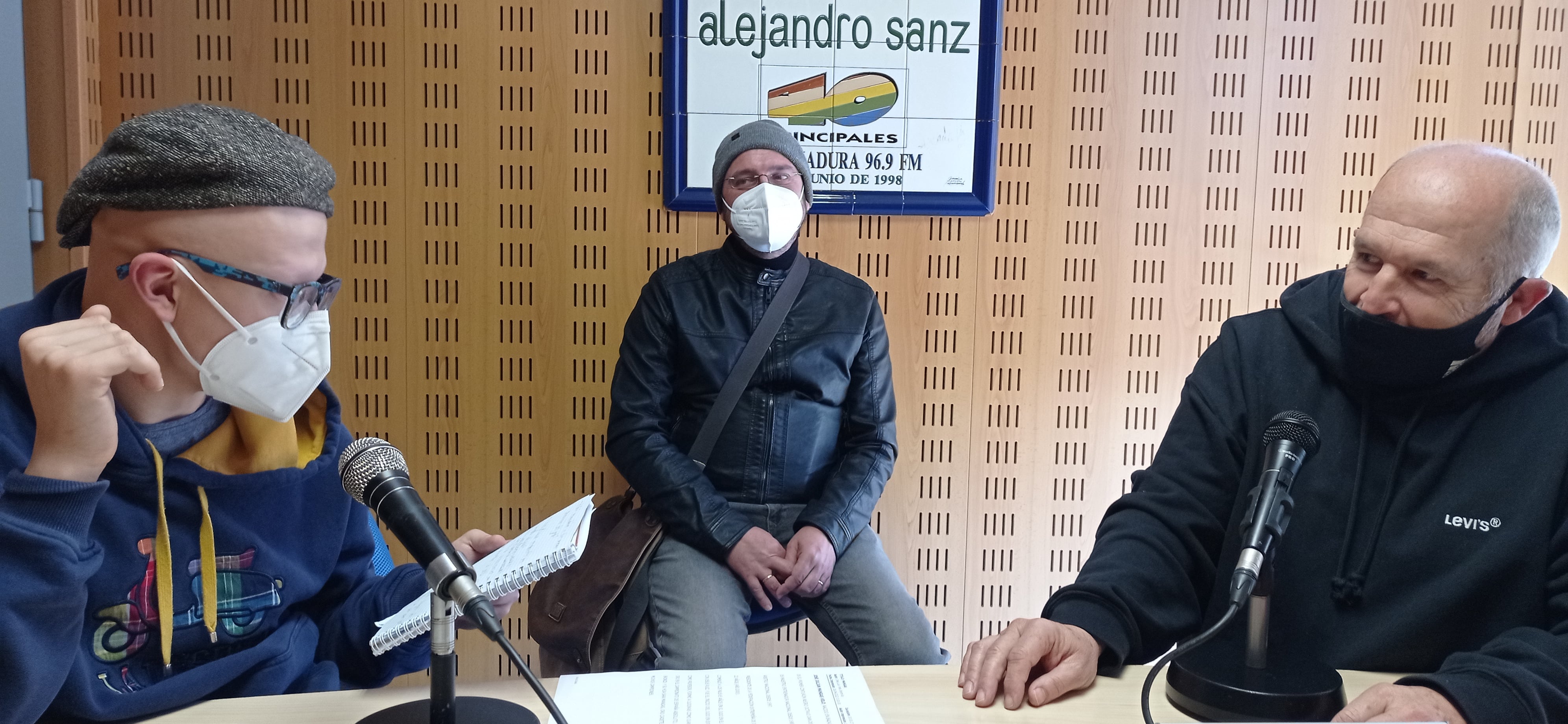 El judoka Alejandro Artero y su maestro, José Julián Mangas, en el estudio Alejandro Sanz de la SER. Al fondo, Fran Vinagre.