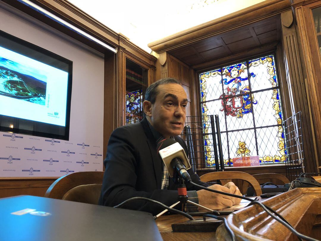 Miguel Ángel Páez, delegado de Impulso de Ciudad y presidente de Bidasoa Activa, anuncia la presencia de Irun en FITUR para la promoción de su patrimonio romano. 