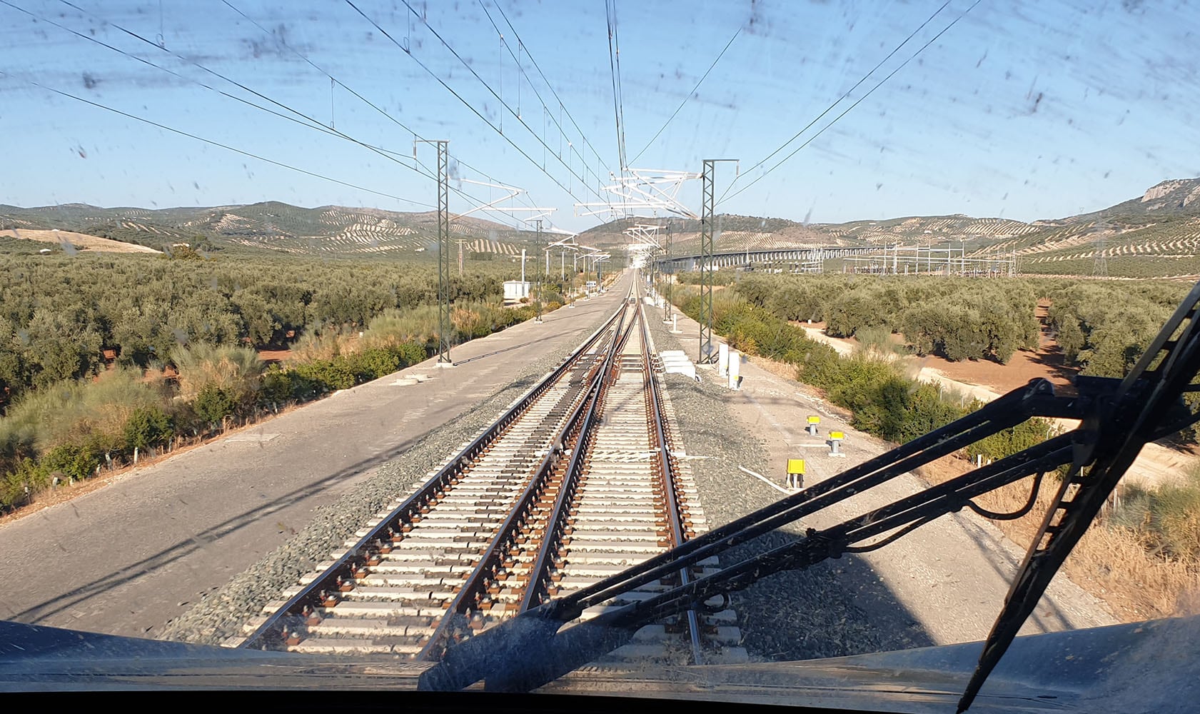 Vía de alta velocidad entre Antequera y Granada desde la cabina de un AVANT en pruebas entre Málaga y la capital granadina en el punto donde acaba la doble vía y comienza la vía única a la altura de Archidona