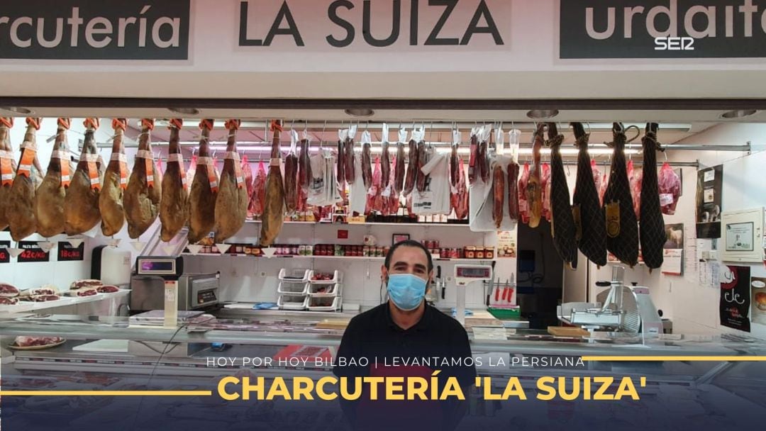 La ‘Charcutería La Suiza’ es de esos de toda la vida de Bilbao. Ubicada ahora en el Mercado del Ensanche, fue fundada en 1949 en un almacén de la calle Labayru