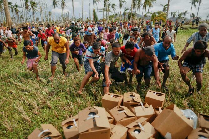 Los supervivientes del tifón en Filipinas se agolpan para recoger agua enviada por las ONGs