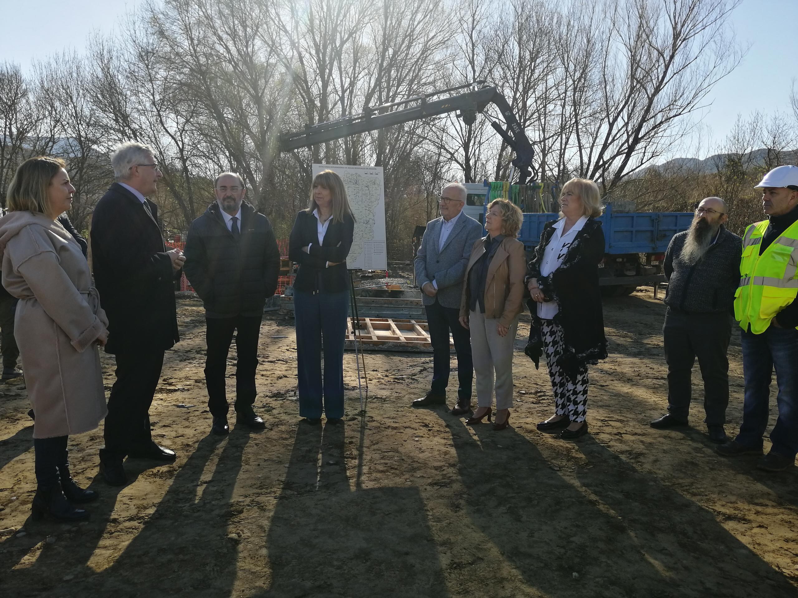 Lambán, junto al consejero Olona, la director del IAA o la alcaldesa de Sabiñánigo, en su visita a las obras de la nueva depuradora de Sabiñánigo Alto