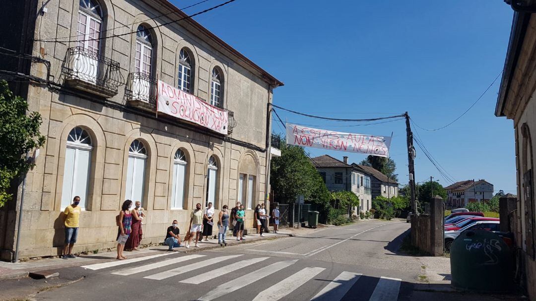 Padres y madres de los alumnos del aula de Caldelas de Tui protestando por la situación de las instalaciones. 