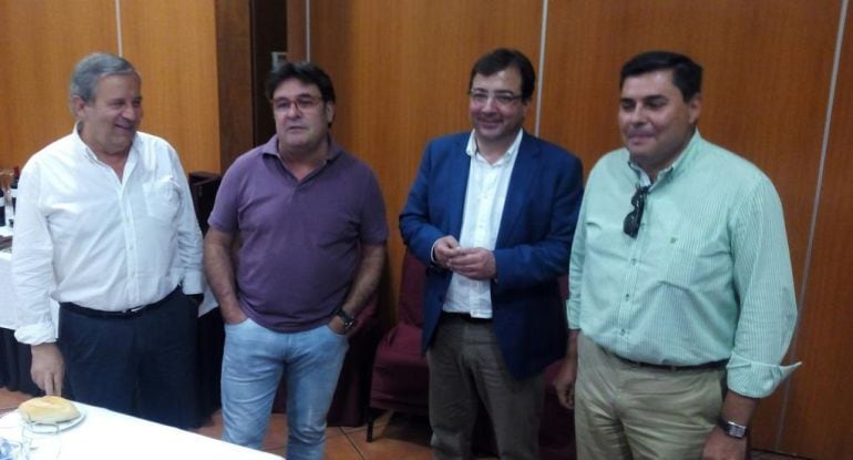 Pedro Casado; Julián Carretero; Guillermo Fernández Vara y Francisco Capilla antes de iniciar el almuerzo.