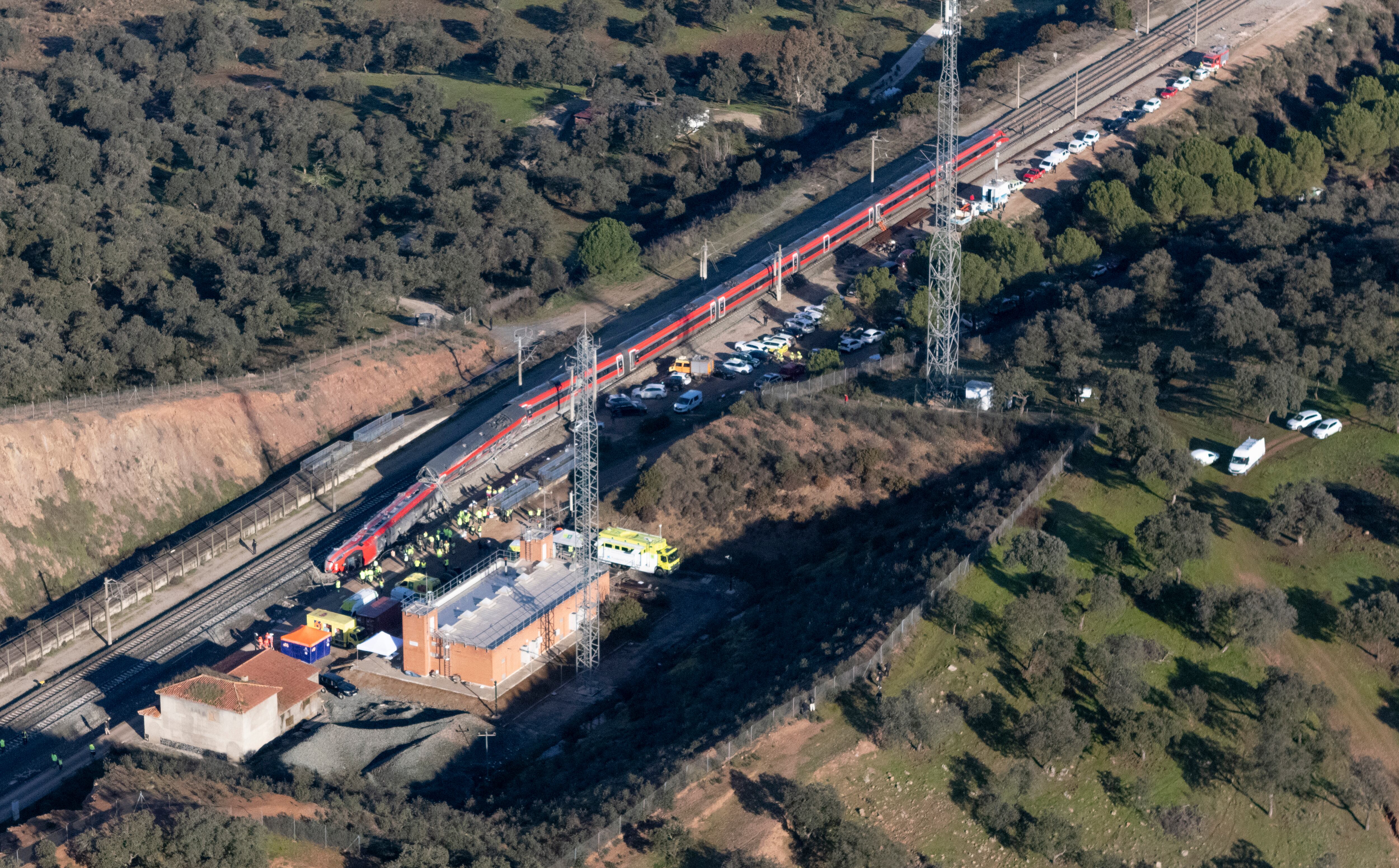 ADAMUZ (CÓRDOBA), 19/01/2026.- Vista aérea este lunes de los trenes accidentados ayer domingo cerca de Adamuz (Córdoba), Al menos 39 personas han fallecido en el accidente de trenes de Ademuz (Córdoba) y decenas han resultado heridas cuando un tren de la compañía Iryo que había salido de Málaga con destino a Puerta de Atocha (Madrid) con 317 personas a bordo descarriló sus tres últimos vagones e invadió la vía contigua por la que en ese momento circulaba otro convoy de Renfe con destino a Huelva, que también descarriló. EFE/ Guardia Civil