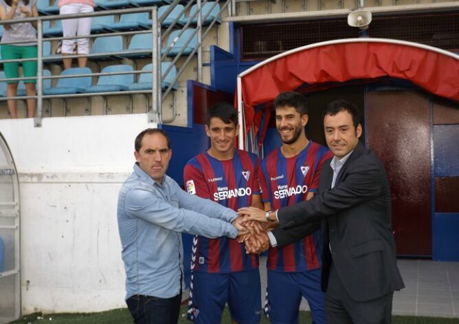 Saúl Berjón y Didac Vilá posan en Ipurua junto al director deportivo del Eibar, Fran Garagarza, y el presidente ejecutivo, Alex Aranzabal.