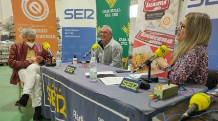 De izquierda a derecha: Eulogio Burrero alcalde de Escacena del Campo (Huelva) y Antonio Tomás gerente de la Cooperativa Campo de Tejada, junto a Ana Gil periodista de la SER