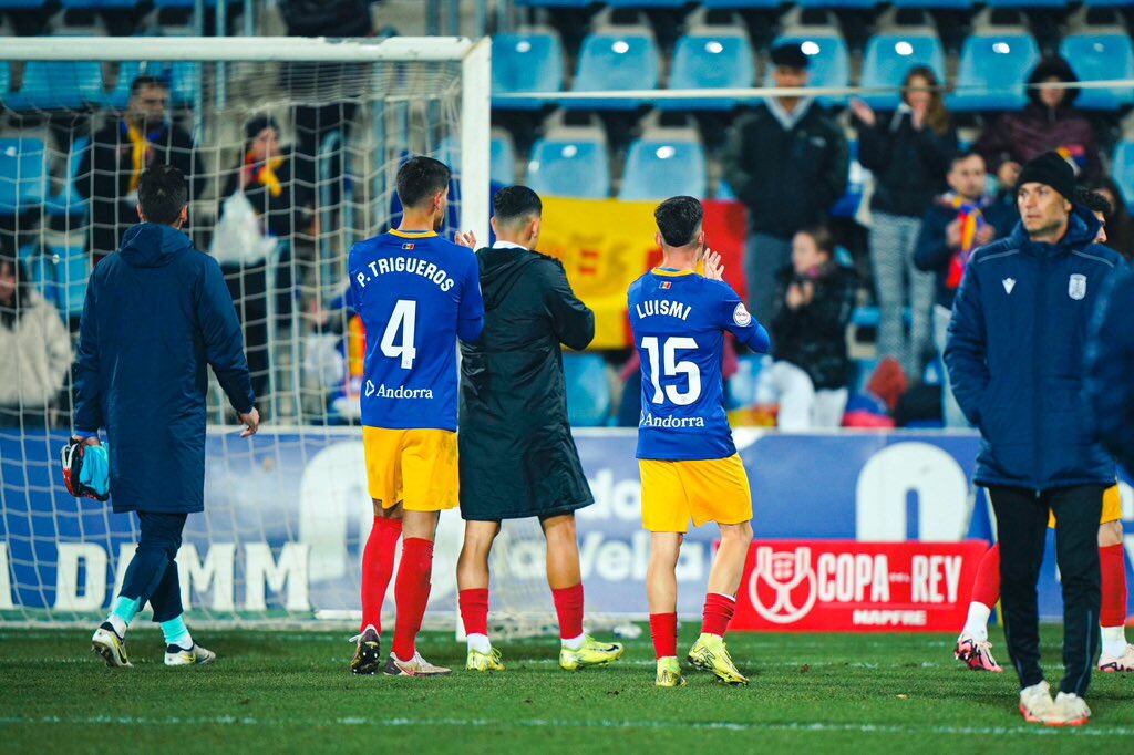 Els jugadors de l'FC Andorra saluden el públic al final del partit en que han quedat eliminats de la Copa del Rei davant el Cartagena, a l'Estadi Nacional.